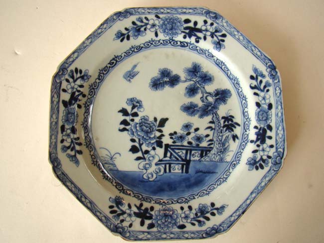 A lovely 18th century octagonal Chinese Export dinner plate circa 1740-1760.